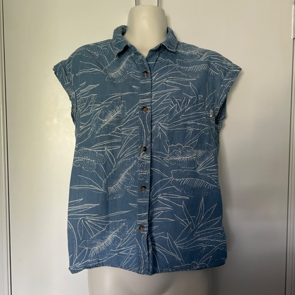 Vans Light Blue Leaf Print Rolled Cap Sleeve Button Down Top - Picture 3 of 12